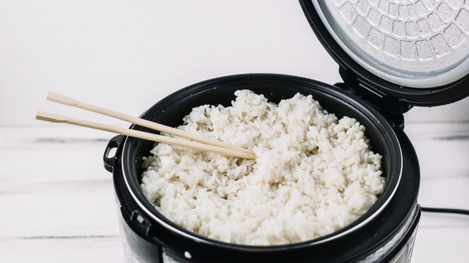 Nasi di dalam rice cooker.