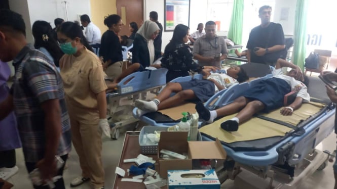 Para korban keracunan MBG SMPN 8 Kupang dirawat di IGD RSUD SK Lerik.