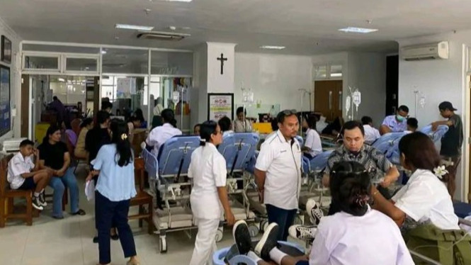 Para korban keracunan MBG SMPN 8 Kupang dirawat di IGD RSUD SK Lerik.