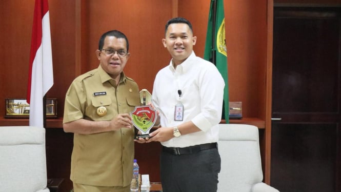 Gubernur NTT, Emanuel Melkiades Laka Lena, menerima audiensi dari Area Manager Lion Air Group NTT, Rinus T. Zebua dan jajaran bertempat di Ruang Kerja Gubernur, Selasa (22/7/2025).