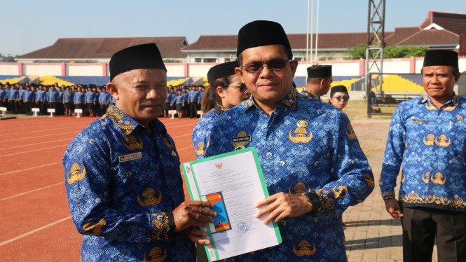 Gubernur NTT Menyerahkan SK Pengangkatan  PPPK Provinsi NTT Tahap 1.