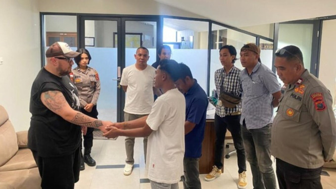 Dua supir lokal Labuan Bajo yang diduga menipu meminta maaf ke Mattew, wisatawan asal Inggris.