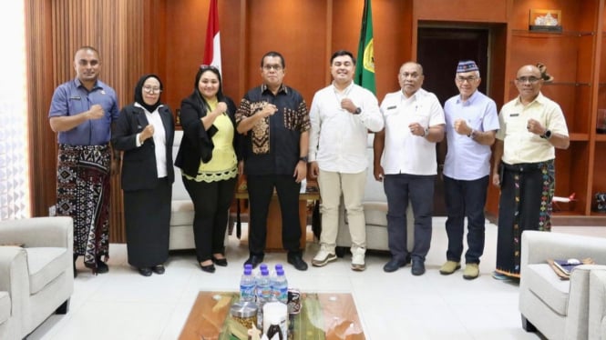 Gubernur NTT Melki Laka Lena menerima audiensi dari organisasi Thresher Shark Indonesia (TSI).