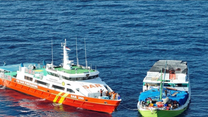 Kapal SAR menyelamatkan KM Mulya Abadi terobang-ambing di Laut Flores.