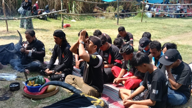 Aris Wirianto sedang melakukan ritual suguh