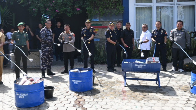 Pemusnahan 652.103 Batang Rokok Ilegal dan Miras MMEA Senilai Hampir 1 Miliar di Kantor Bea dan Cukai Labuan Bajo.