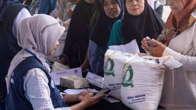 Warga mengantre pendataan saat menerima bantuan sosial