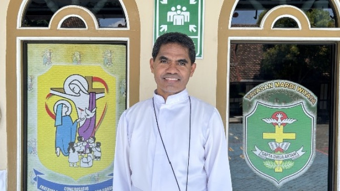 Kepsek SMPK MARDI WIYATA Kediri, Fr. Agustinus, BHK.,  M.Pd