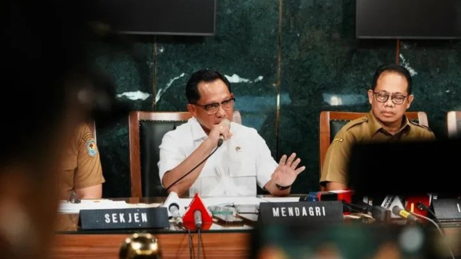 Menteri Dalam Negeri, Tito Carnavian saat jumpa pers pemberhentian sementara tiga bulan Bupati Aceh Selatan, Mirwan MS karena umrah tanpa izin saat terjadi bencana