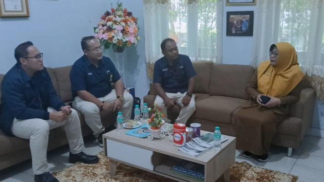 Komite Sekolah (baju biru) bertemu Kepsek UPT SDN 4 PETROKIMIA Gresik