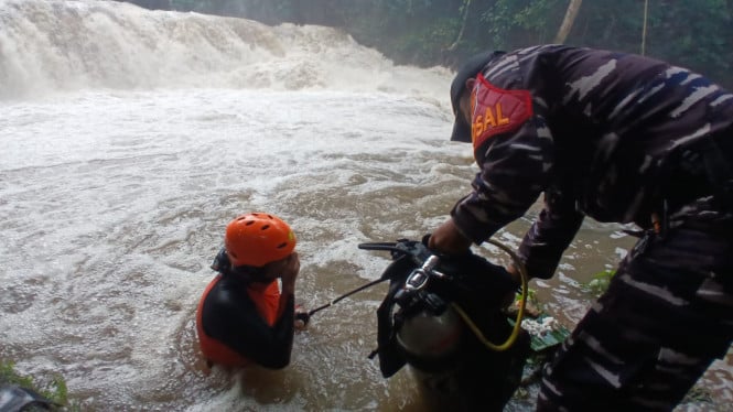 Personel Pos SAR Labuan Bajo menyelam di kolam Air Terjun  Tiwu Pai mencari korban Armendo Jeferson