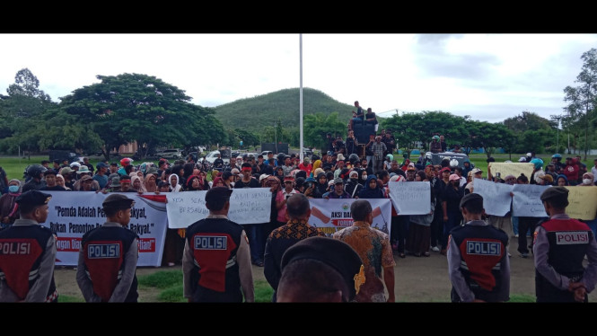 Ratusan warga Desa Tonggurambang menggelar aksi demo
