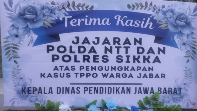 Salah satu karangan bunga apresiasi Pemprov Jawa Barat terpampang di Polres Sikka