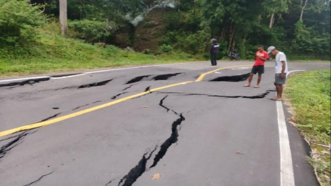 Hati-hati! Jalan Ruteng-Reo Nyaris Amblas