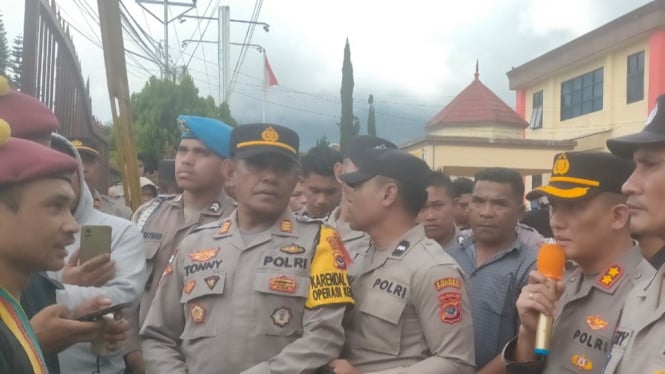 Kapolres Manggarai, AKBP Levi Devriansyah menjelaskan penyelidikan kematian Restiana Tija dalam aksi demo PMKRI