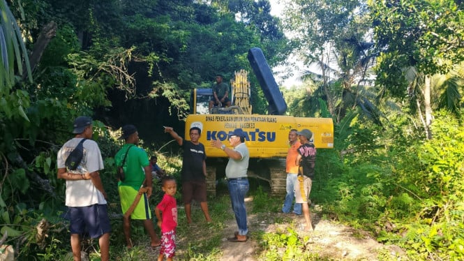 Anggota DPRD Nagekeo asal Partai NasDem Anton Sukadame Wangge saat meninjau lokasi pengerjaan jalan yang tertimbun longsor di Kelurahan Nangaroro