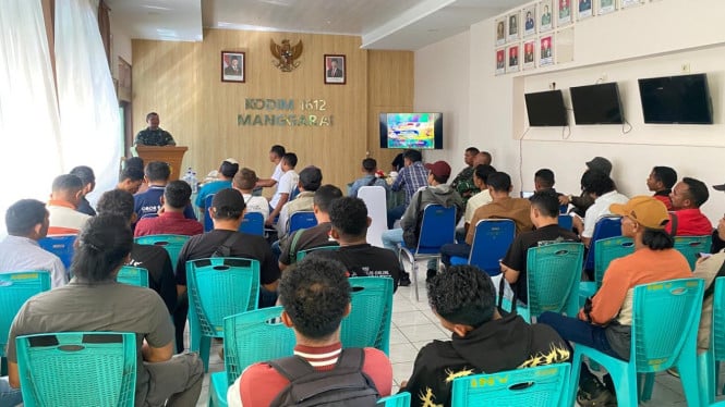 Kegiatan Coffee Morning Dandim 1612 Manggarai, Letkol Arh Amos C. Silaban bersama awak media di Aula Kodim Manggarai, Rabu, 22 April 2026