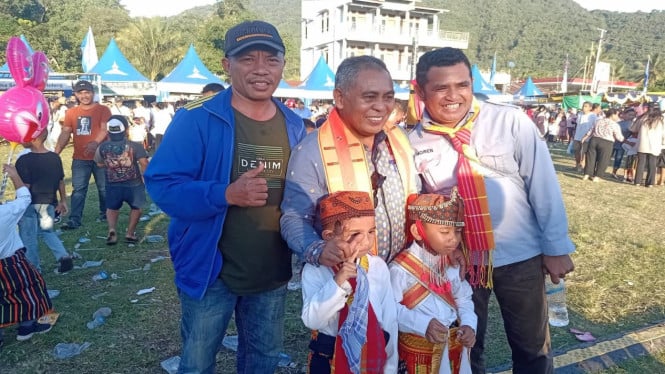 Bupati Manggarai Barat, Edistasius Endi berpose bersama guru dan siswa saat mengikuti kegiatan Expo Pendidikan V Manggarai Timur