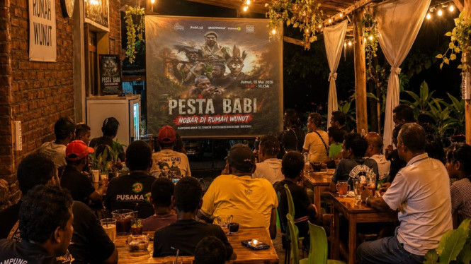 Suasana pemutaran film dokumenter Pesta Babi di Rumah Wunut, Desa Nanga Labang, Kabupaten Manggarai Timur pada Jumat malam, 15 Mei 2026