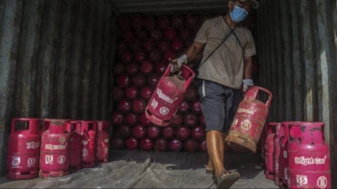 Proses bongkar muat gas LPG dari salah satu kontainer