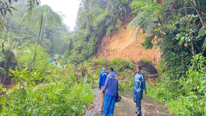 Longsor Tutup Jalan Ruteng–Iteng, Senin, 18 Mei 2026