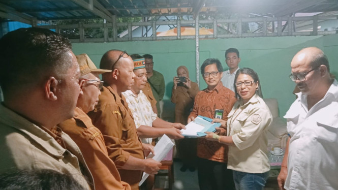 Wabup Tarsisius Syukur, menyerahkan dokumen untuk SNT kepada tim verifiaksi dari Kemendikdasmen
