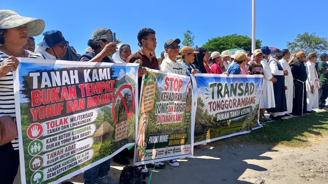 Masa aksi berorasi di depan kantor Bupati Nagekeo