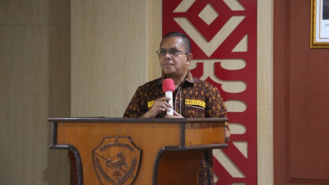 Gubernur Melki menyampaikan sambutan serah terima Portal Satu Data Sasando dari Program Kemitraan Australia–Indonesia, SKALA