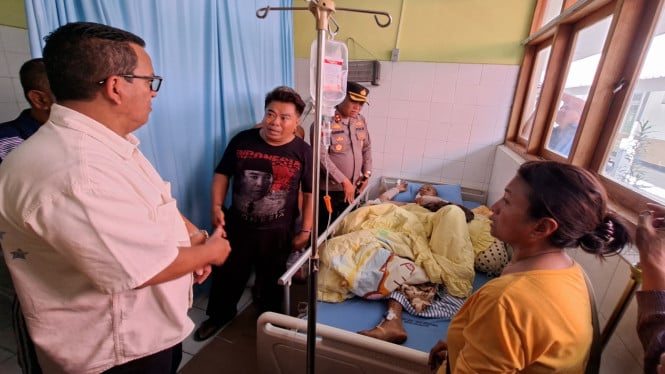 Anggota Komisi XIII DPR RI, Umbu Kabunang Rudiyanto Hunga, menjenguk dua korban luka berat insiden pembacokan di Waingapu