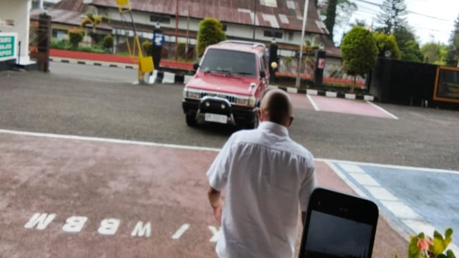 Jefrin Haryanto menolak diwawancara usai diperiksa di Kantor Kejari Manggarai, Senin, 22 Juni 2026