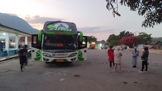 Lagi-Lagi Mogok, Bus Trans NTT Bikin Penumpang Terlantar 5 Jam di Borong