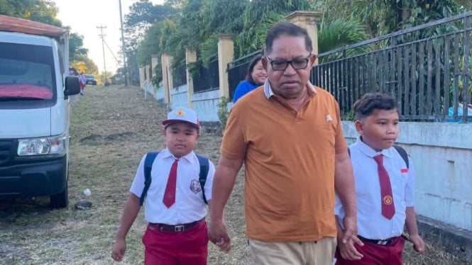 Bupati Agas Andreas, terlibat langsung dalam pelaksanaan GAMAS dengan mengantar kedua cucunya ke SDK St. Eduardus Borong