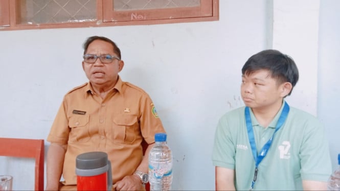 Bupati Andreas Agas (kiri) bersama perwakilan Yayasan Pendidikan Astra Ignatius Christopher saat diwawancarai ViVa NTT di SMP Negeri 11 Borong