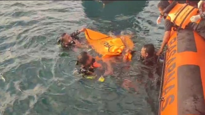 Detik-detik tim SAR temukan 2 WNA China tewas tenggelam saat snorkeling di Pulau Kelor