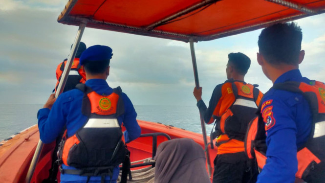 Basarnas mencari satu penumpang diduga lompat dari KM Lambelu
