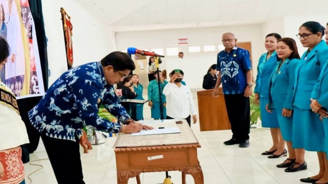 Bupati Sumba Timur Umbu Lili Pekuwali mengukuhkan Bunda Literasi Kabupaten Sumba Timur