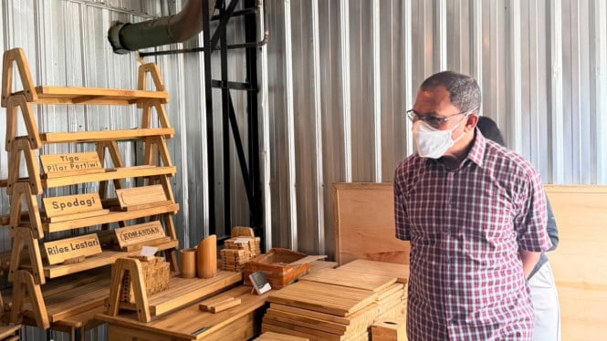 Wakil Gubernur NTT, Johni Asadoma berkunjung ke  Yayasan Bambu Lingkungan Lestari (YBLL) di Labuan Bajo