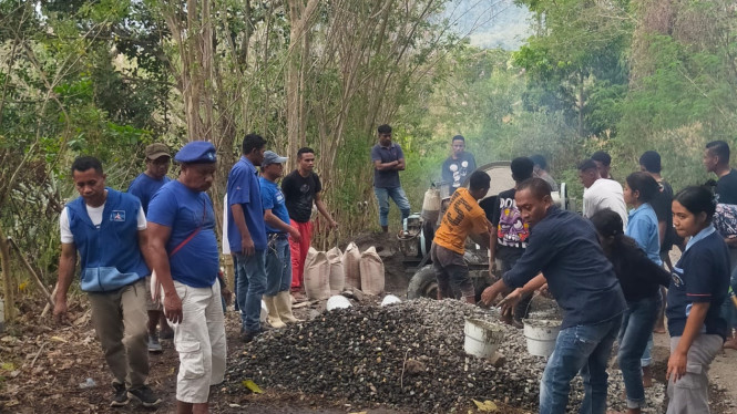 Pengurus DPC dan kader Partai Demokrat Kabupaten Nagekeo menggelar aksi perbaikan jalan rusak