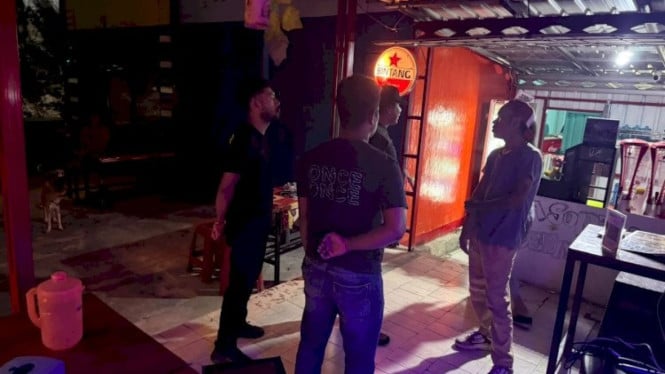 Tim Unit Reaksi Cepat (URC) Resmob Komodo Satreskrim Polres Mabar saat menertibkan Cafe Mabar Labuan Bajo