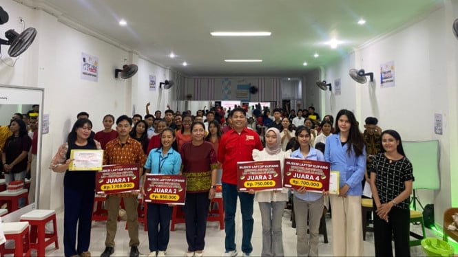 Empat mahasiswa Program Studi D-III Farmasi Poltekkes Kemenkes Kupang sukses mengembangkan Jus Pepaya Hijau berbahan dasar buah pepaya mentah