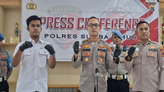 Kapolres Sumba Timur AKBP I Kadek Hery Cahyadi memperlihatkan pasir atau serbuk emas hasil penambangan ilegal