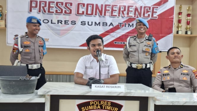 Kasat Reskrim Polres Sumba Timur, IPTU Rizaldi saat jumpa pers penganiayaan balita di Waingapu