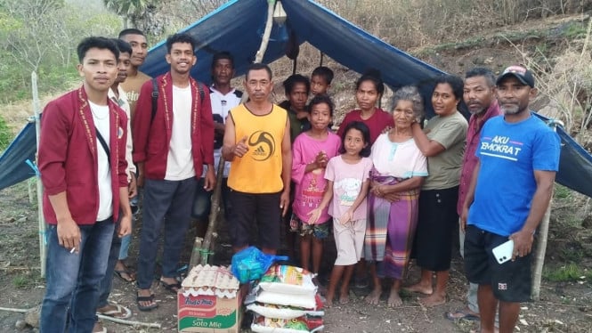 Pengurus DPC Partai DPC Partai Demokrat Nagekeo, Herry Amekae menyerahkan langsung bantuan BKH dan Anita Gah kepada korban Gempa