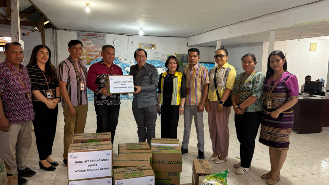 Pimpinan Bank NTT Cabang Mbay, Mikhael Johanis menyerahkan bantuan logistik untuk penyintas gempa melalui Bupati Nagekeo Simplisius Donatus