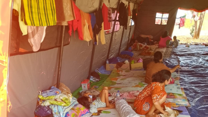 Pengungsi bencana gempa di Nagekeo bertahan di tenda darurat di Bukit Dadiwudu
