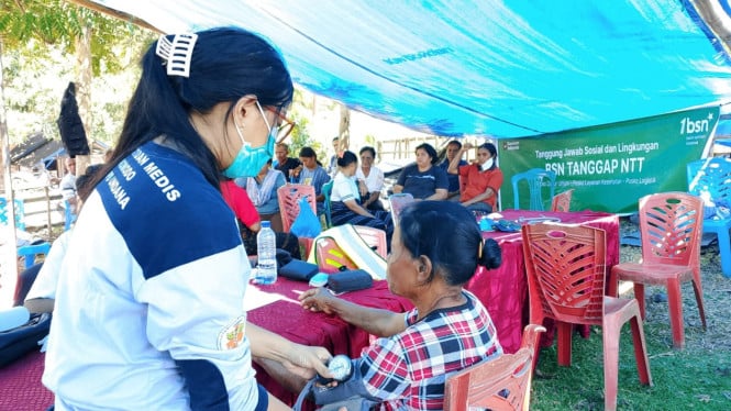 Pelayanan Kesehatan gratis oleh Bank Syariah Nasional (BSN) bagi warga korban gempa di Desa Olaia, Kecamatan Aesesa, Kabupaten Nagekeo