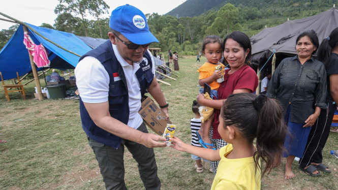 Seorang anak korban gempa di Manggarai menerima bingkisan dari tim Danone Indonesia