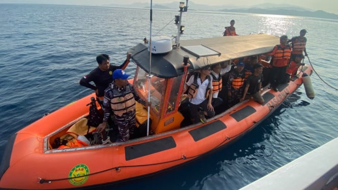 Tim SAR Gabungan evakuasi korban tenggelam kapal pinisi Feronia tenggelam di Tatawa
