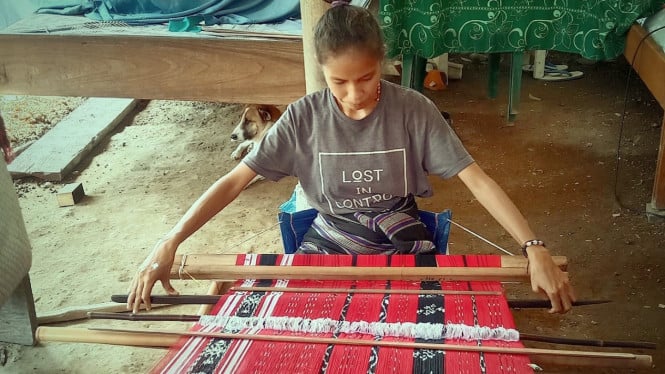 Cleofania Woga Nanu penenun asal Kampung Boawae, Kecamatan Boawae Kabupaten Nagekeo, NTT sedang asyik menenun Hoba Nage