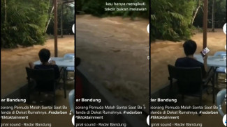 Viral! Tetap Santuy Meski Banjir Di Depan Mata